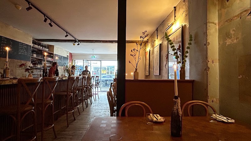 51 Cave á Manger / Exmouth Market