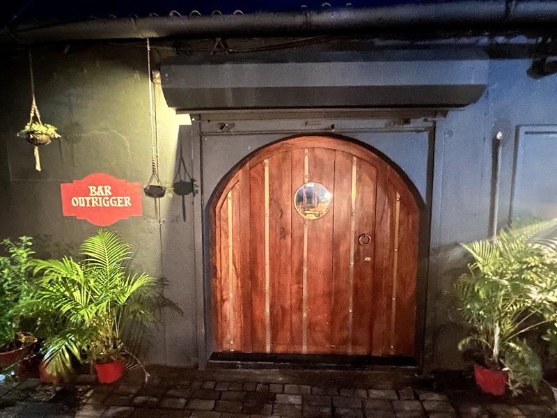 Bar Outrigger / Dona Paula