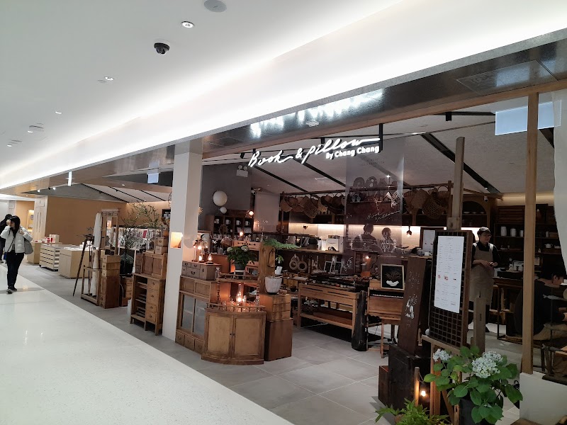 Book n Pillow / Kai Tak