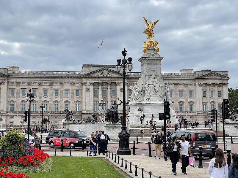 Buckingham Palace / London Place mentioned in saved reels
