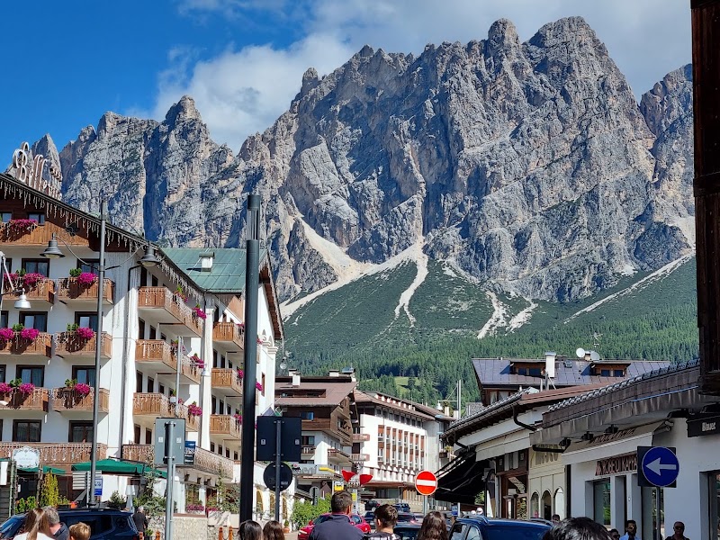 Cortina d'Ampezzo / Italia Place mentioned in saved reels
