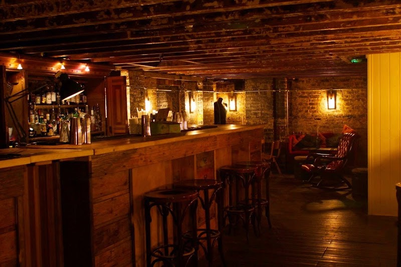 Discount Suit Company / London