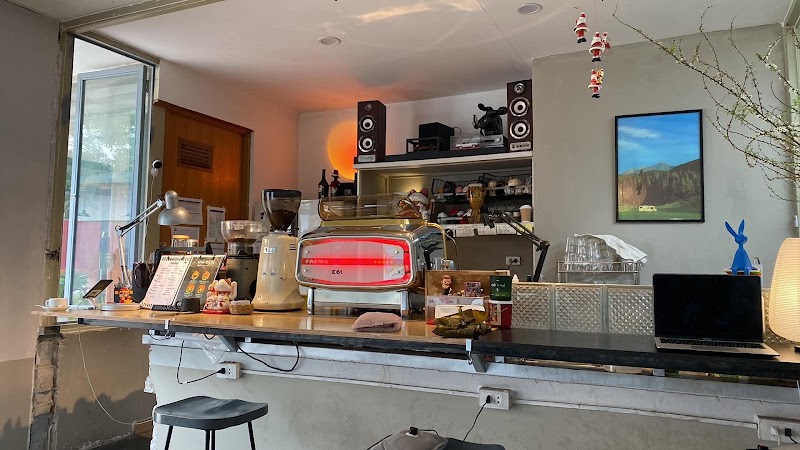 Five Eggs Coffee / Hanoi