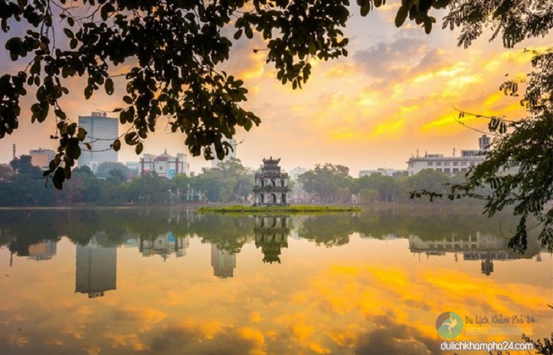 Hoàn Kiếm Lake / Hanoi