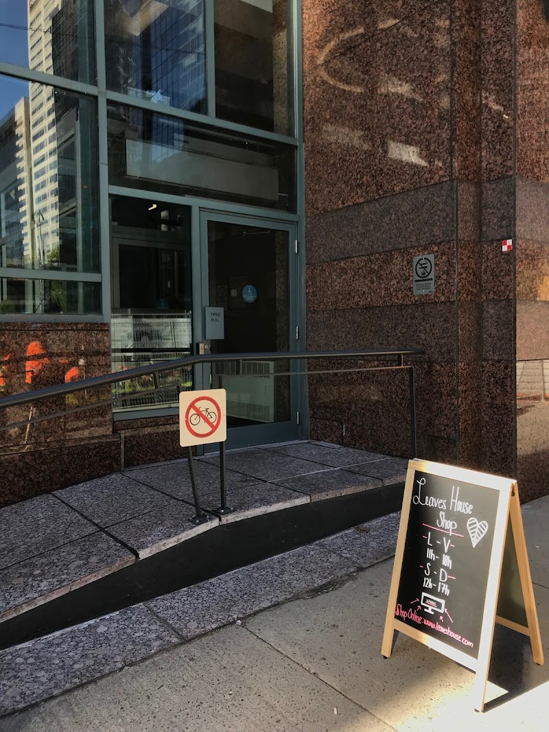 Leaves House / Montreal