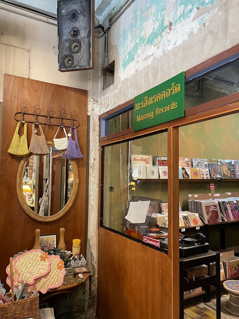 oyster and things / Thong Lo