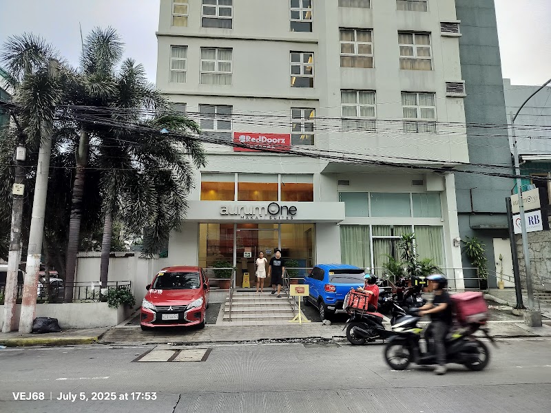 RedDoorz @ LuxeLite Suites / Makati