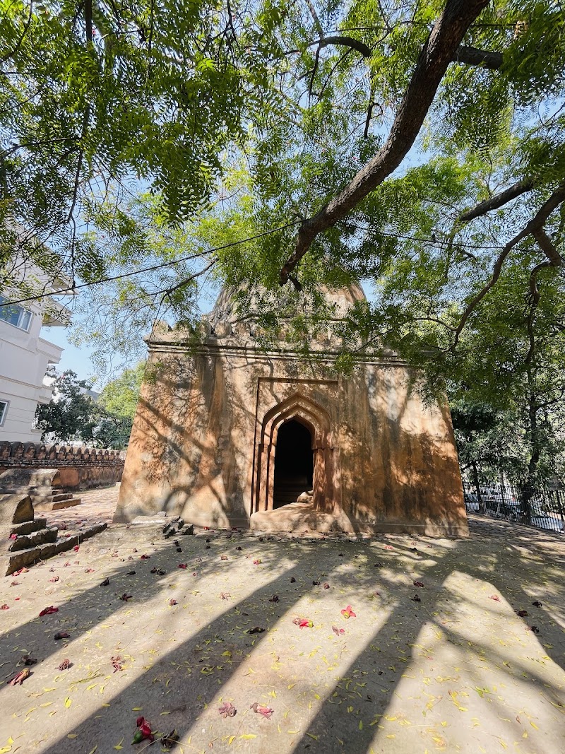 Sadhna Enclave Tomb And Baradari / Delhi