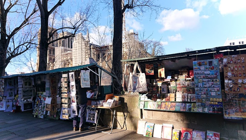Seine stalls / Paris Place mentioned in saved reels