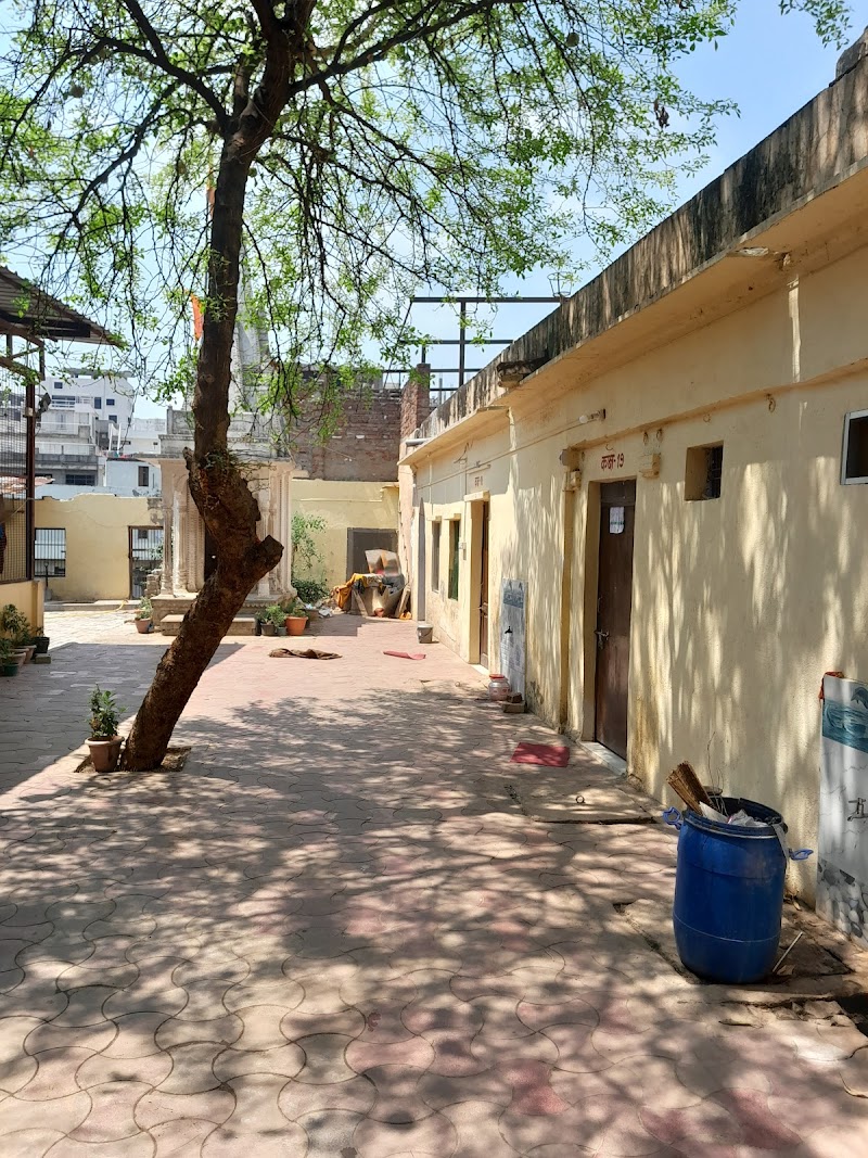 Sheetal Das Aashram / Varanasi