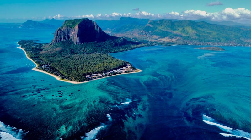 Underwater Waterfall / Mauritius