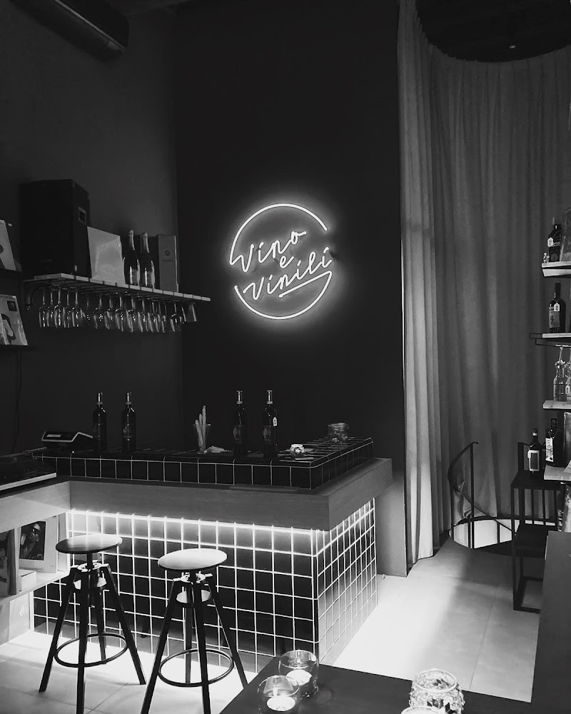 Vino e vinili / Rome Place mentioned in saved reels