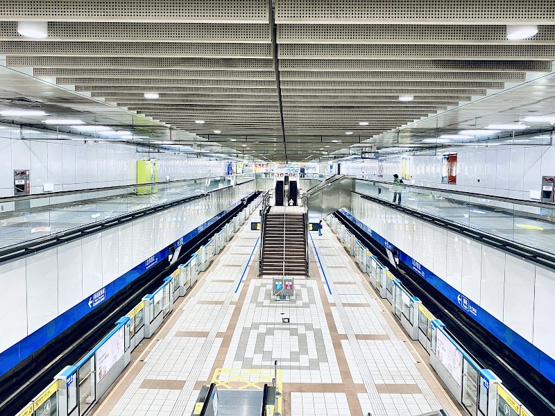 Zhongxiao Dunhua St / Taipei