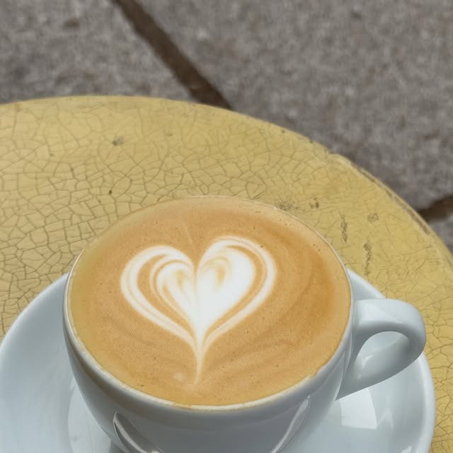 Best Marais Coffee Spots thumbnail