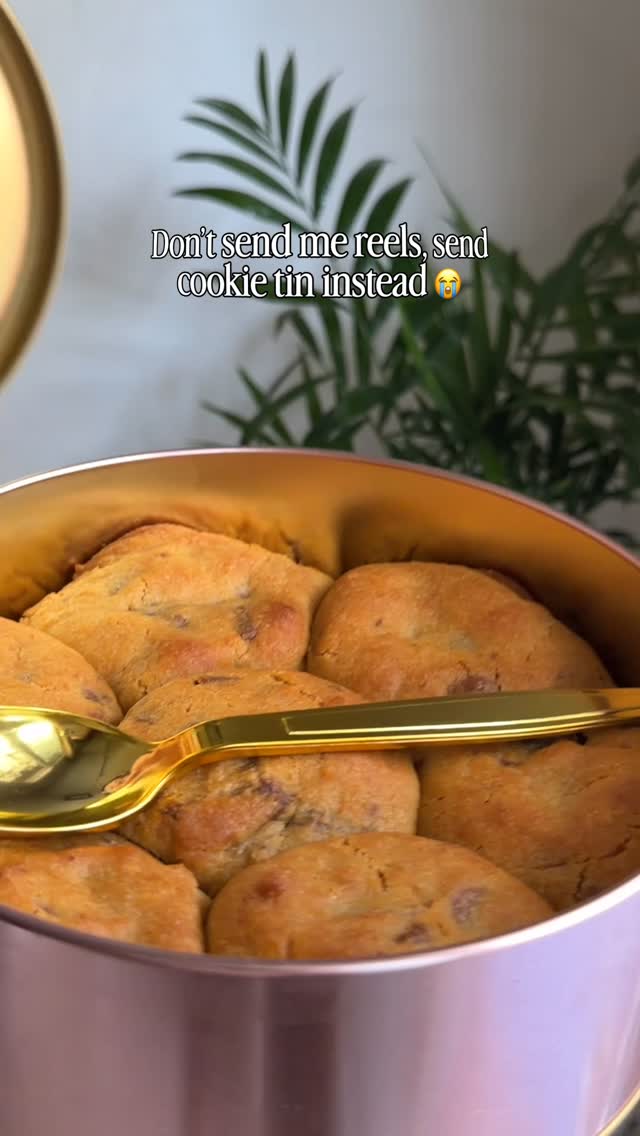 Viral Crumora Cookie Tin thumbnail